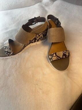 Crown Vintage Agra Wedge Sandals in Taupe with Snake-Print Accents Size 9.5